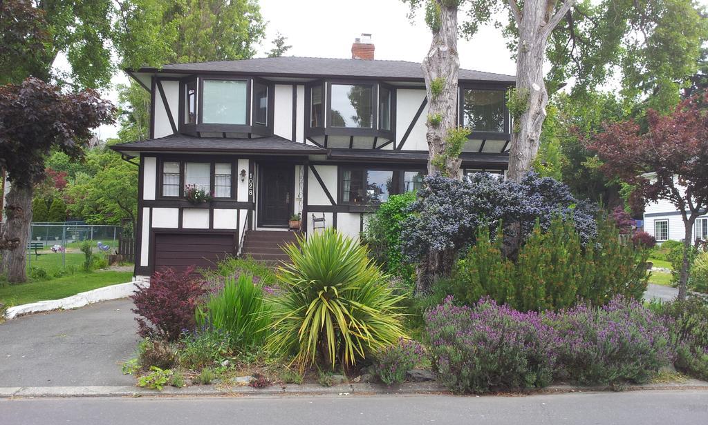 Hemingway'S By The Sea Bed & Breakfast Esquimalt Exterior photo